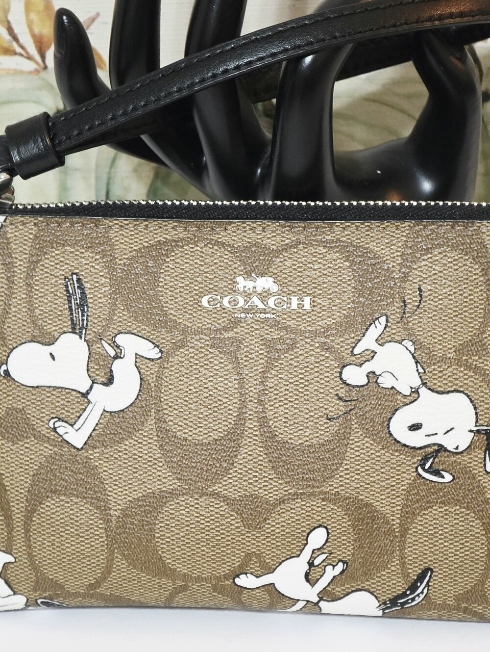 Coach Snoopy Dancing Peanuts Corner Zip Wristlet Card Holder Bag Signature C4589